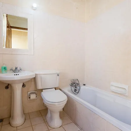 Hébergement de vacances 3 Bedroom Holiday With Private Pool And Views *