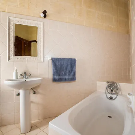 Hébergement de vacances 3 Bedroom Holiday With Private Pool And Views