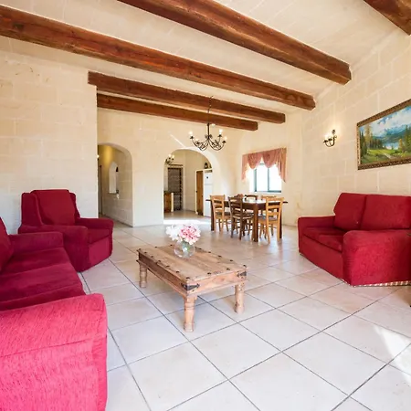 3 Bedroom Holiday With Private Pool And Views Hébergement de vacances In-Nadur