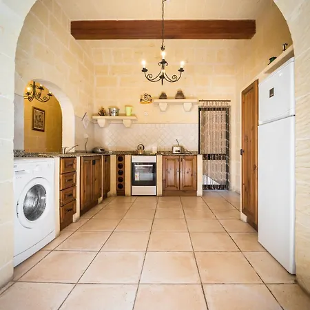 3 Bedroom Holiday With Private Pool And Views Hébergement de vacances In-Nadur
