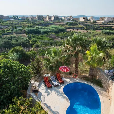 3 Bedroom Holiday With Private Pool And Views *