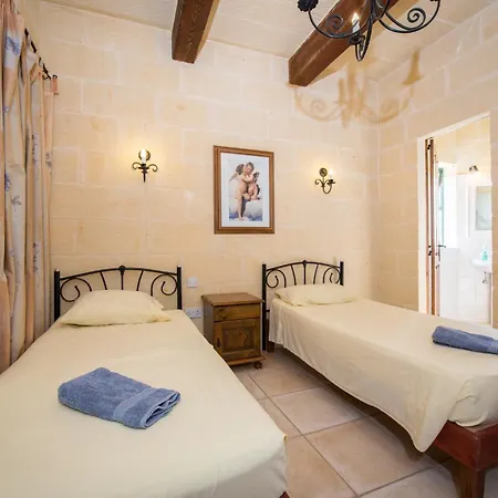 3 Bedroom Holiday With Private Pool And Views Nadur